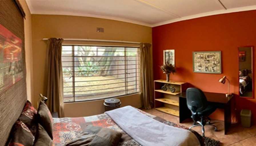 Jos Michele Milne's room