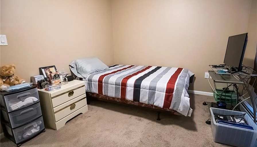 josue ulloa's room