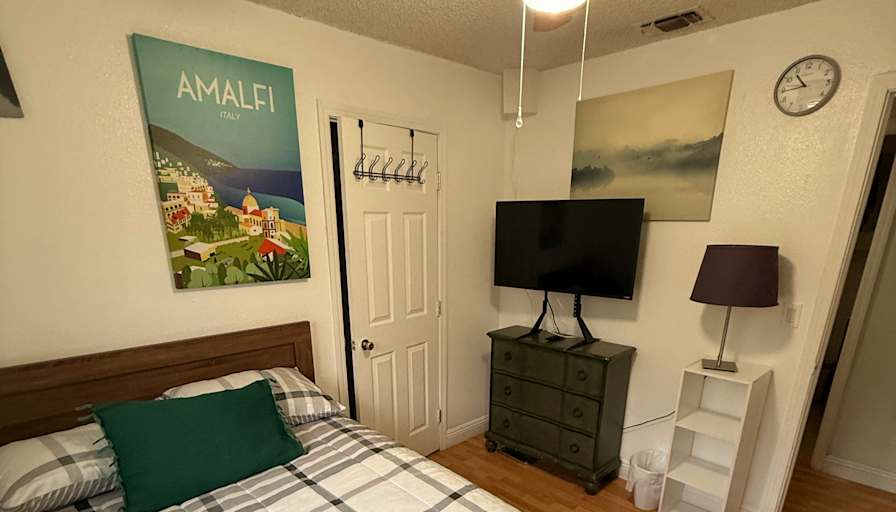 RICARDO's room