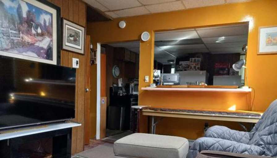 furnished room's room