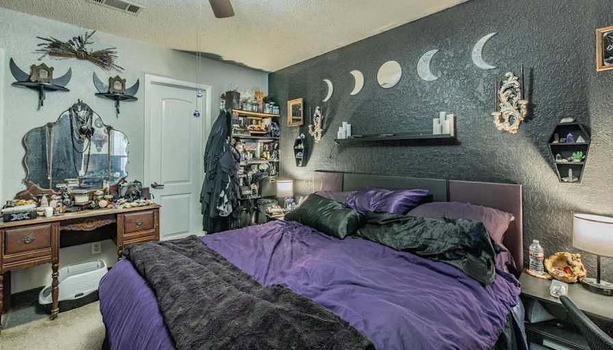 Leona's room