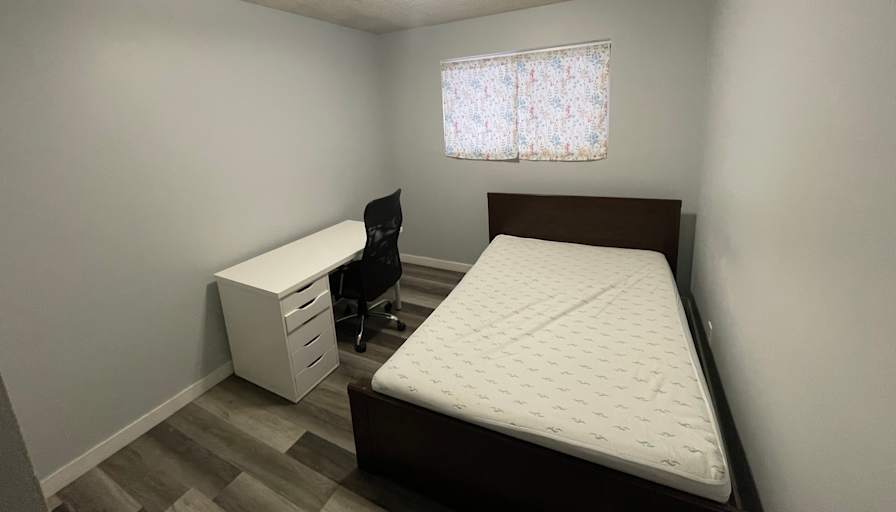 Bwood House's room