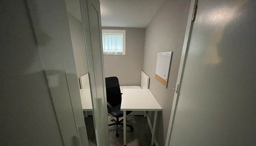 Bwood House's room