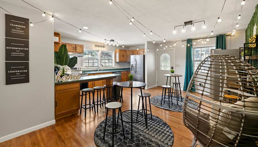 lifedoorrentals's room