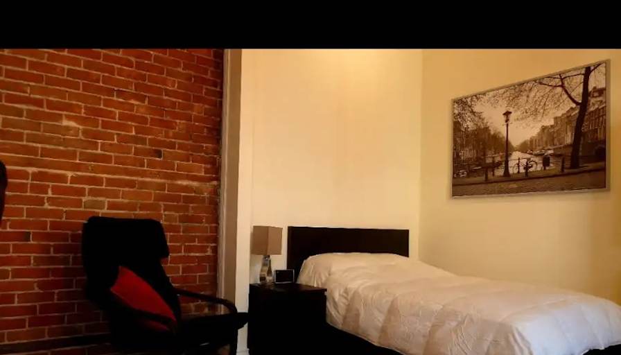 Mauricio's room