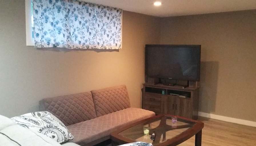 Bwood House's room