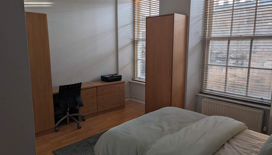 Charles J Higgins-Yi's room