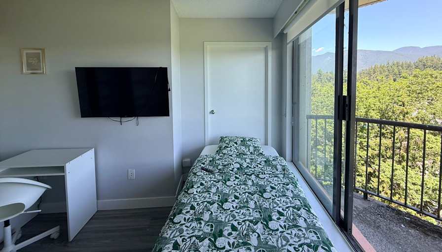 Oybek's room
