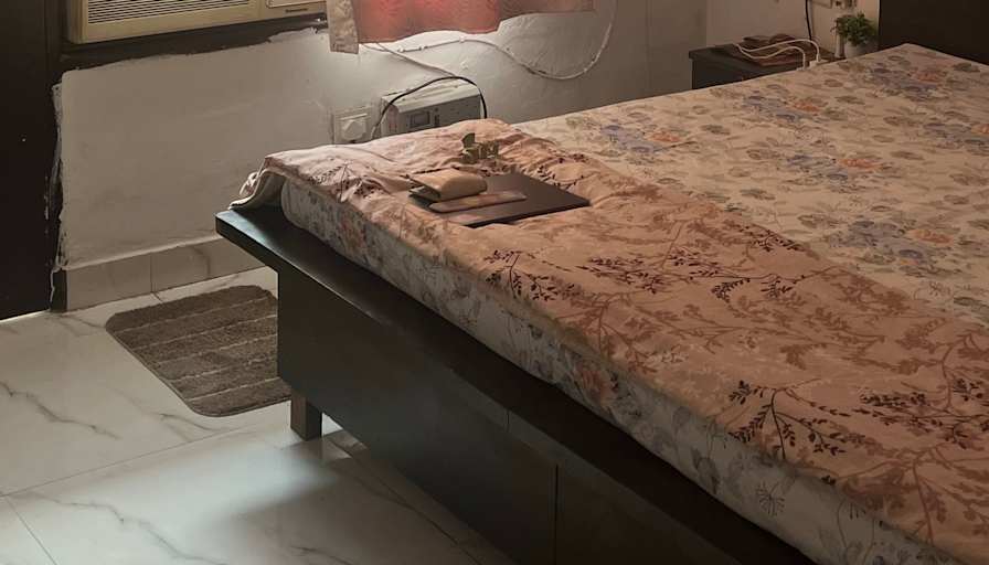 Himangi's room