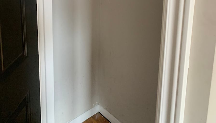 C Y's room