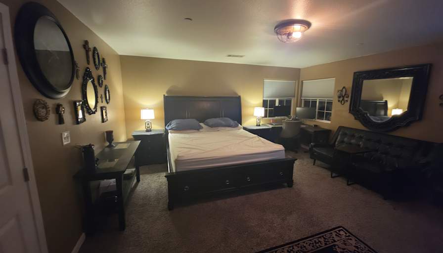 Carlos's room