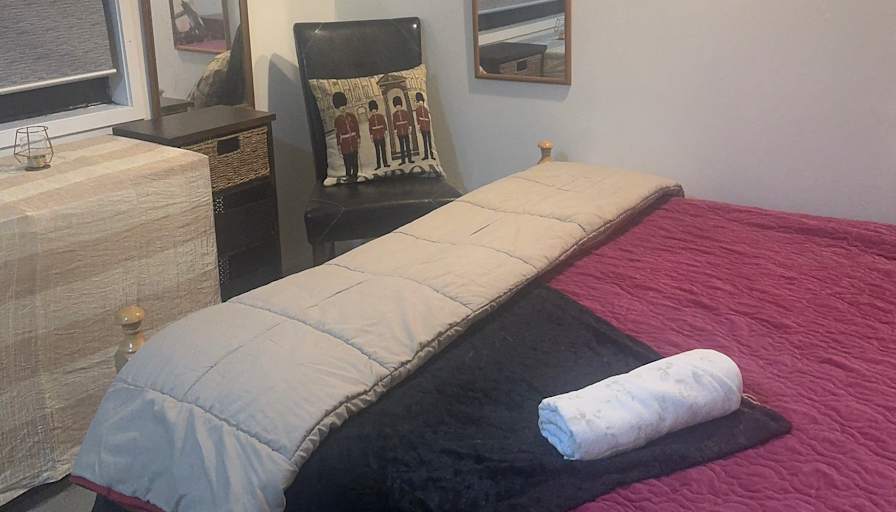 Furnished room in a house · Hoskins Avenue, Hillsborough, Auckland 1042-1