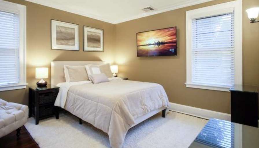 Suite with PRIVATE Bath. Weekly cleaning's room