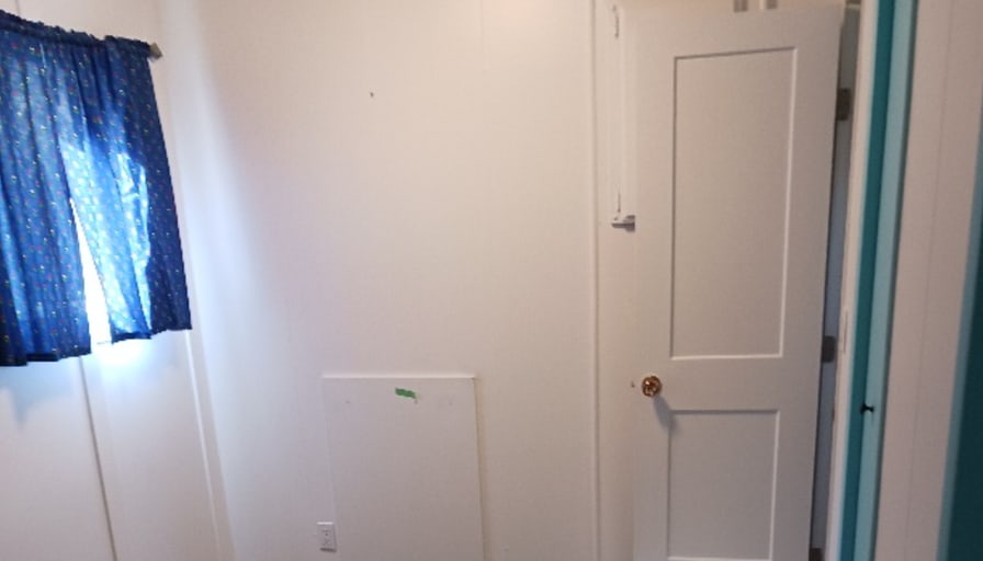Les's room