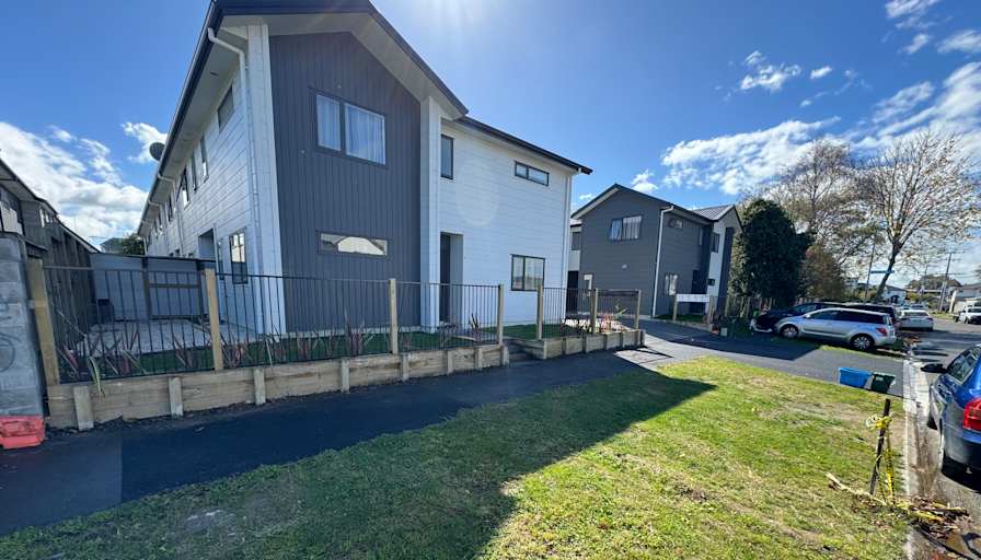 Furnished room with ensuite in a townhouse · May Street, Hamilton East, Waikato 3216-1