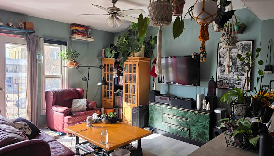 Arie P's room