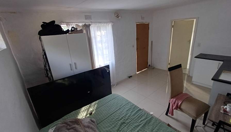 Hlengz's room