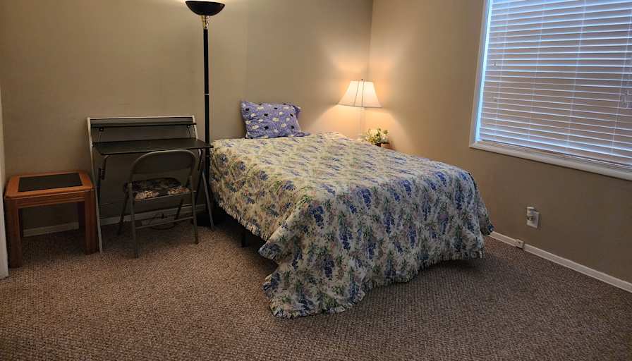 Room in a quiet house - Oxnard's room