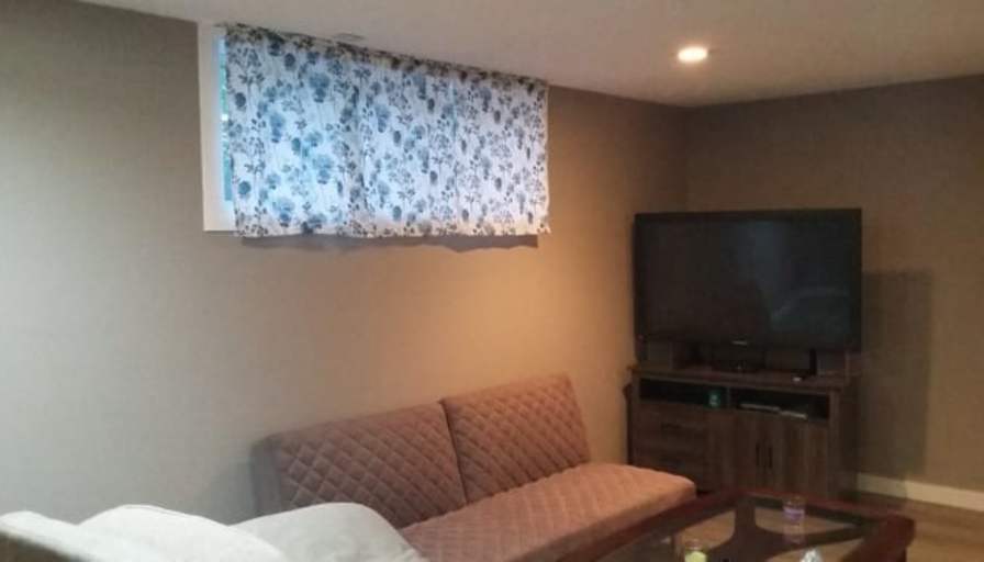 Bwood House's room