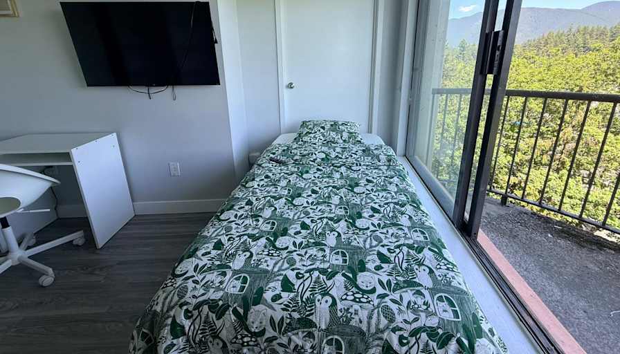 Oybek's room