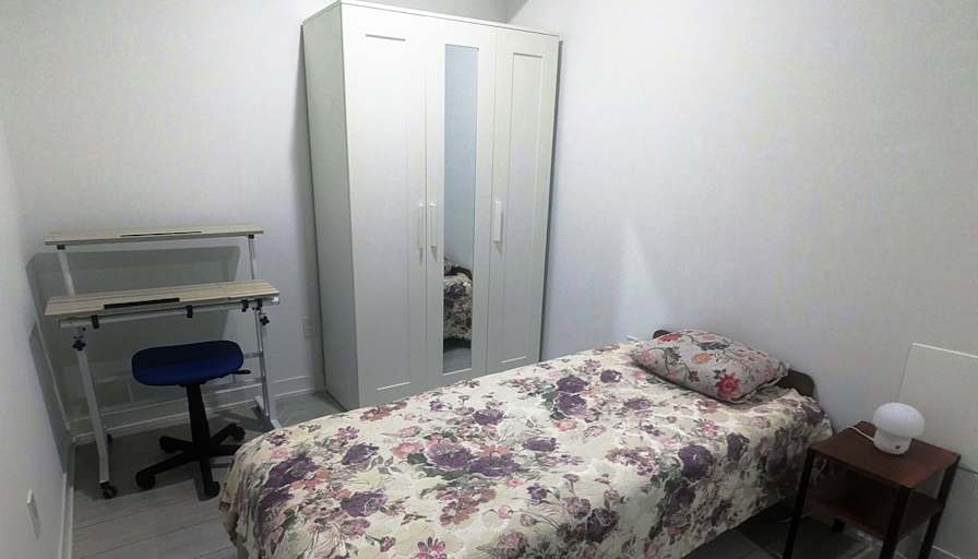 Furnished Room - steps to subway's room