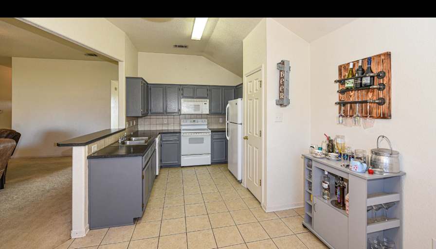 Room for share w furniture's room