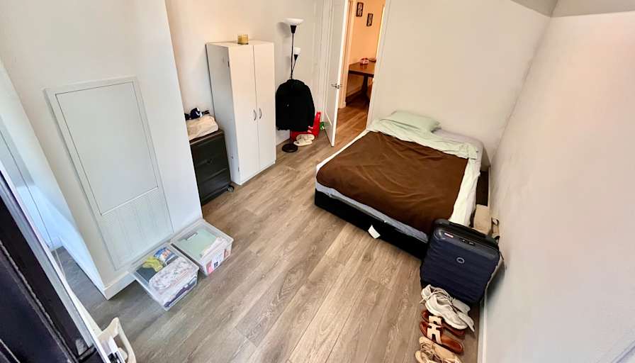 Andrés's room