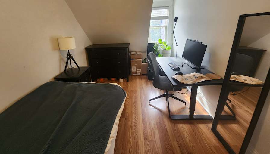 Rent's room