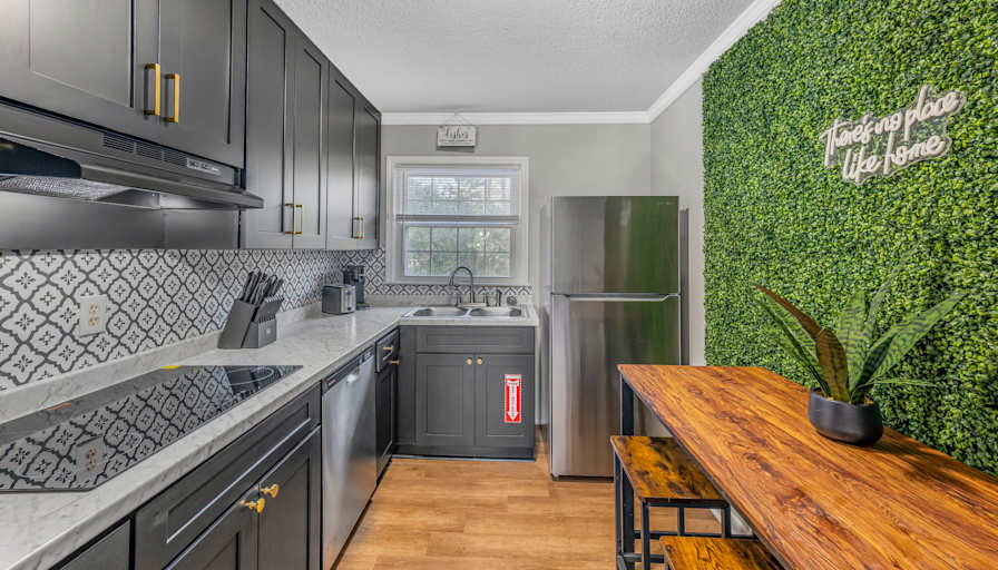 lifedoorrentals's room