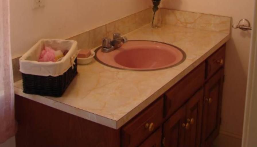 rooms available in an apartment's room