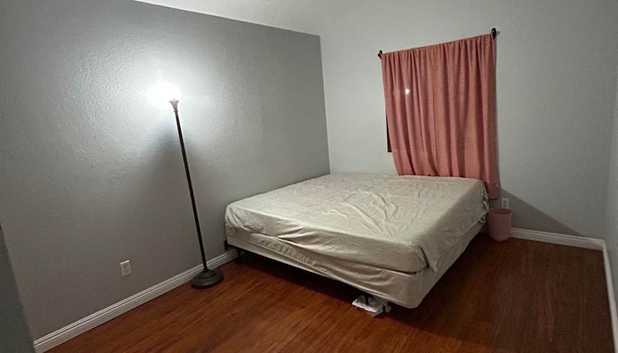 Robert  Luna's room