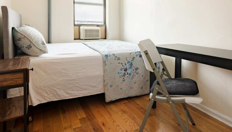 Lovely Double Room at Empire Blvd's room