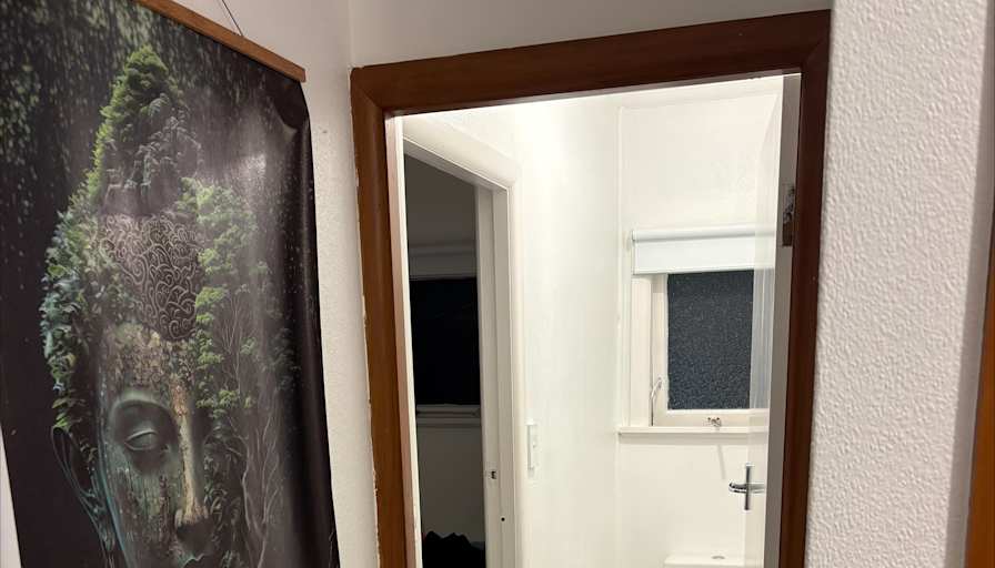 Tom's room