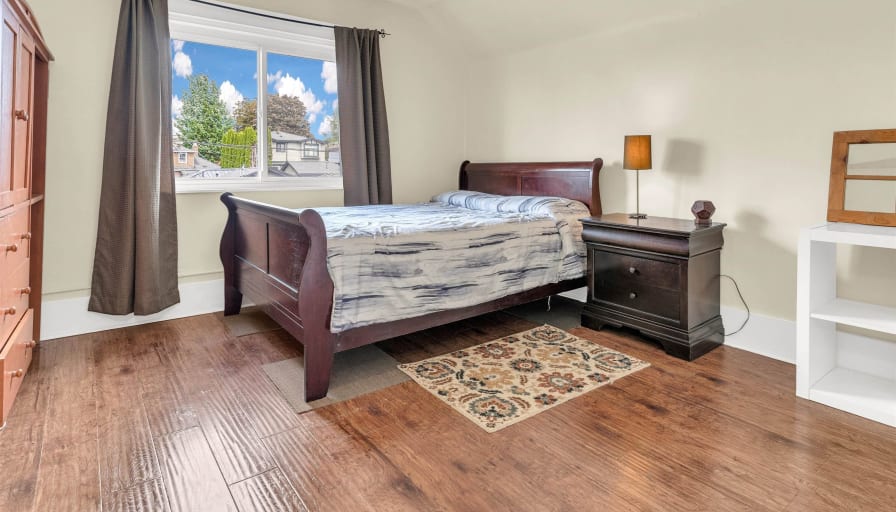 Tom (Langara Share House)'s room