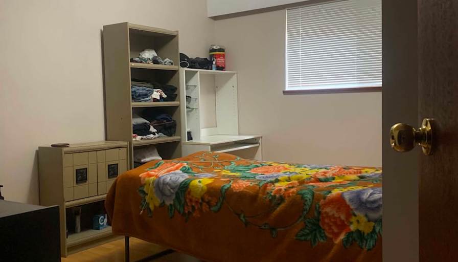 Ilies Fkari's room