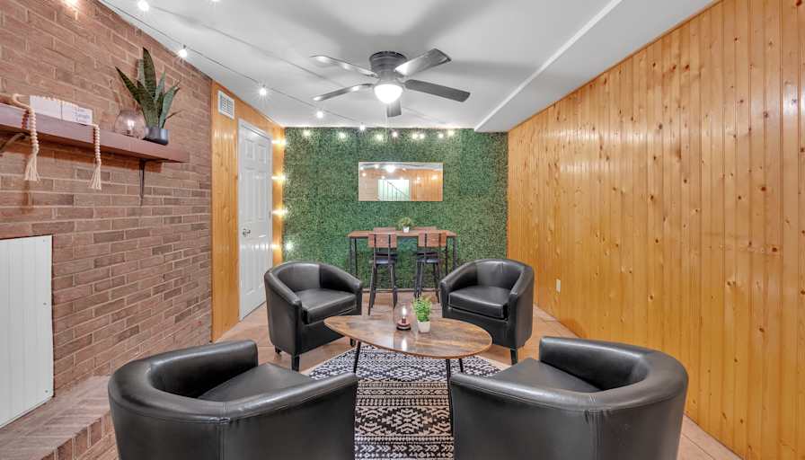 lifedoorrentals's room