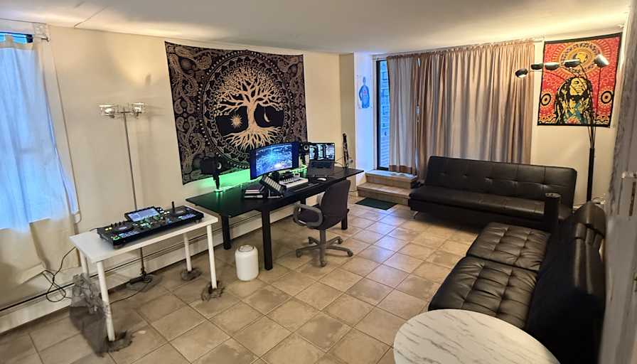 Deval's room
