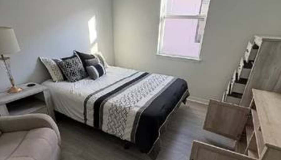 Spacious Luxury Home Queens's room