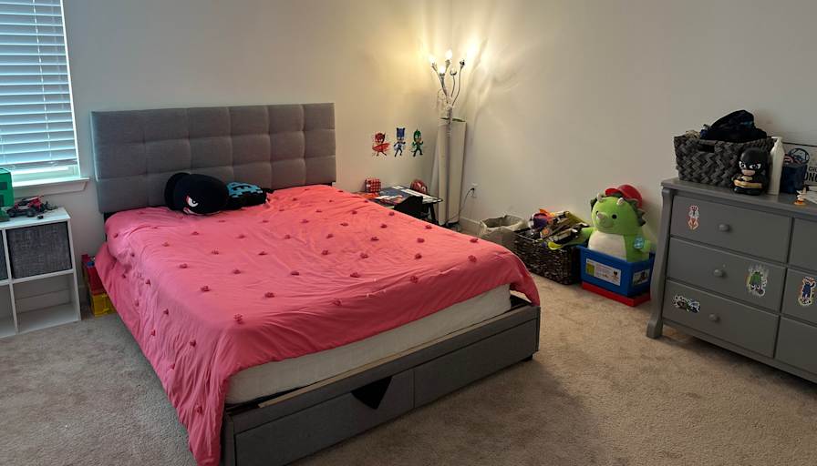Damien D's room