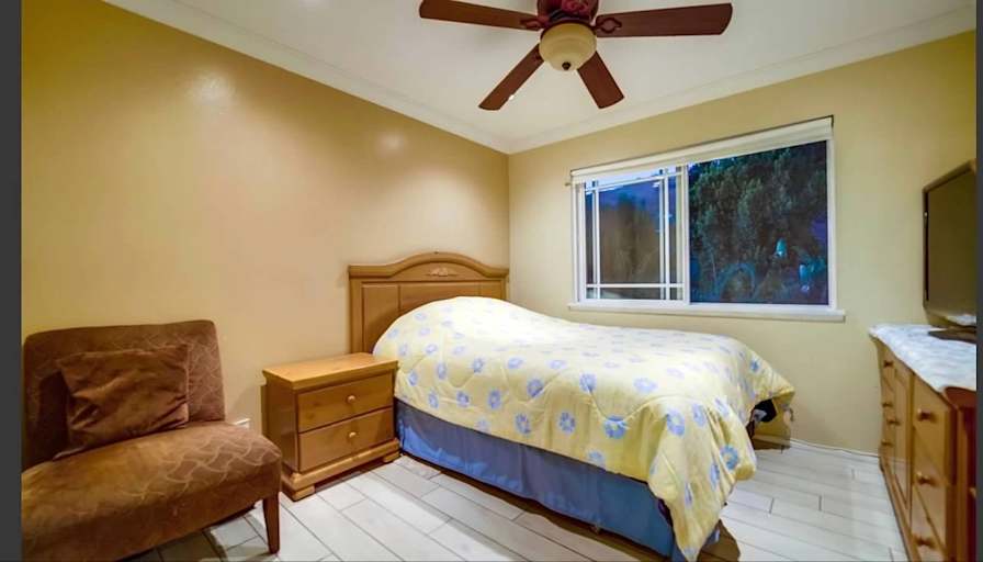 Carlos's room
