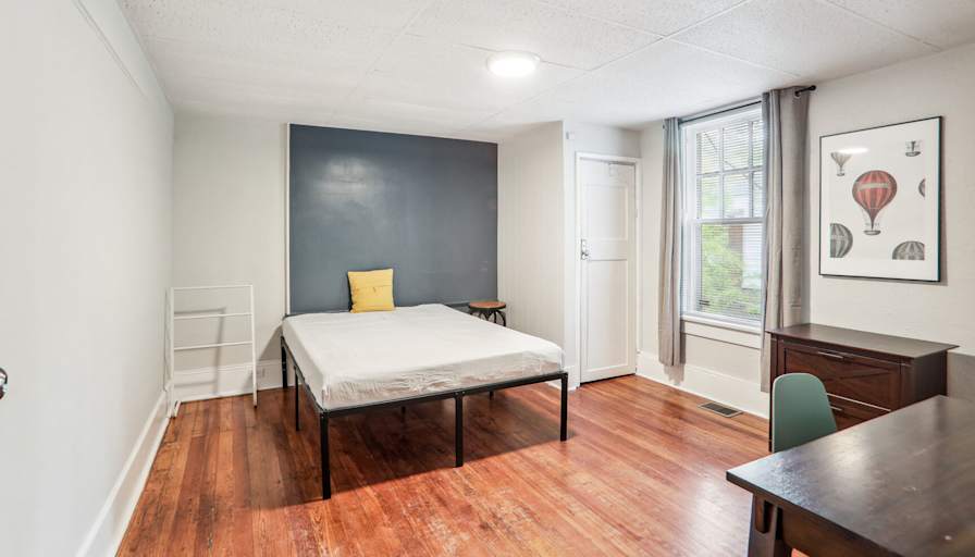 Tomond's room