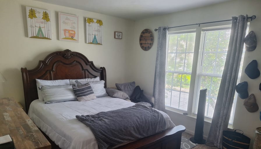 CARL0S's room