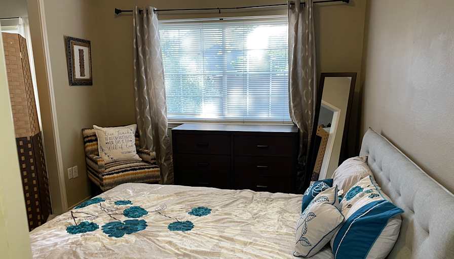 Cozy Suite in Home's room