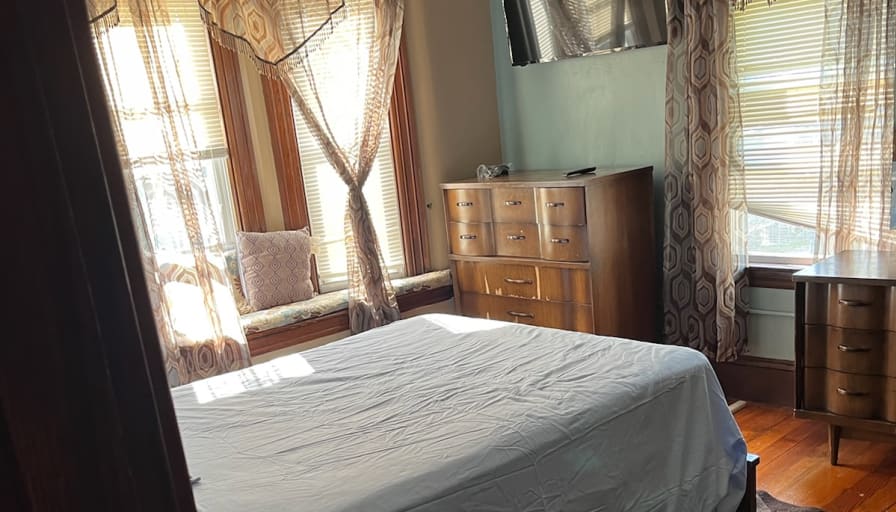 Leslie's room