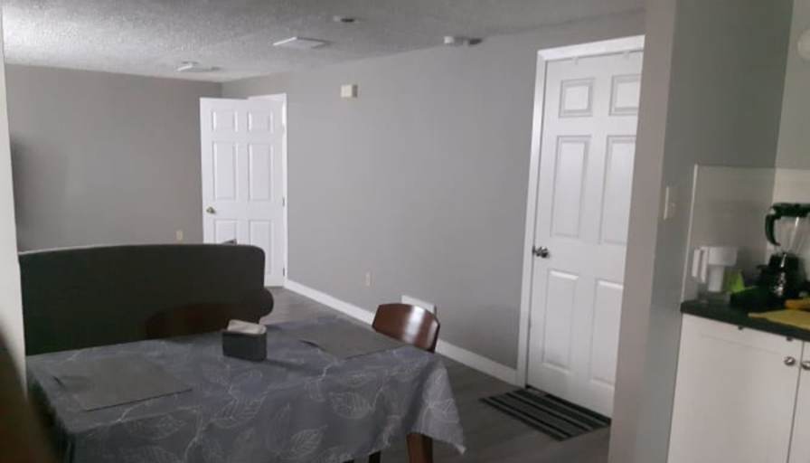 Bwood House's room