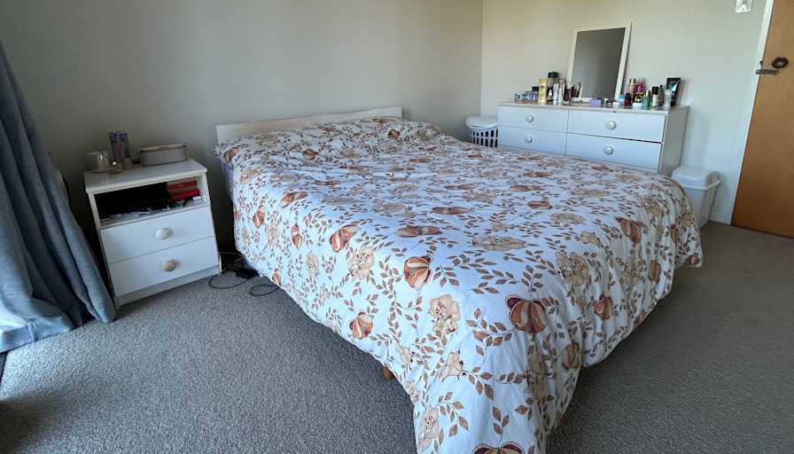 Thuluksiga Shanthinathan's room