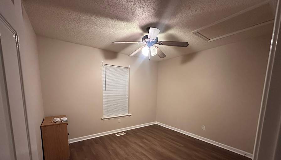 Larus Liles's room