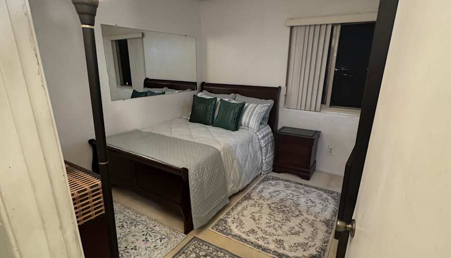 Luz F Mendoza's room