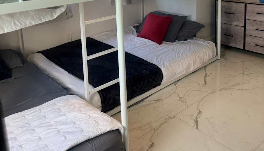Tre Lisa Aarons's room
