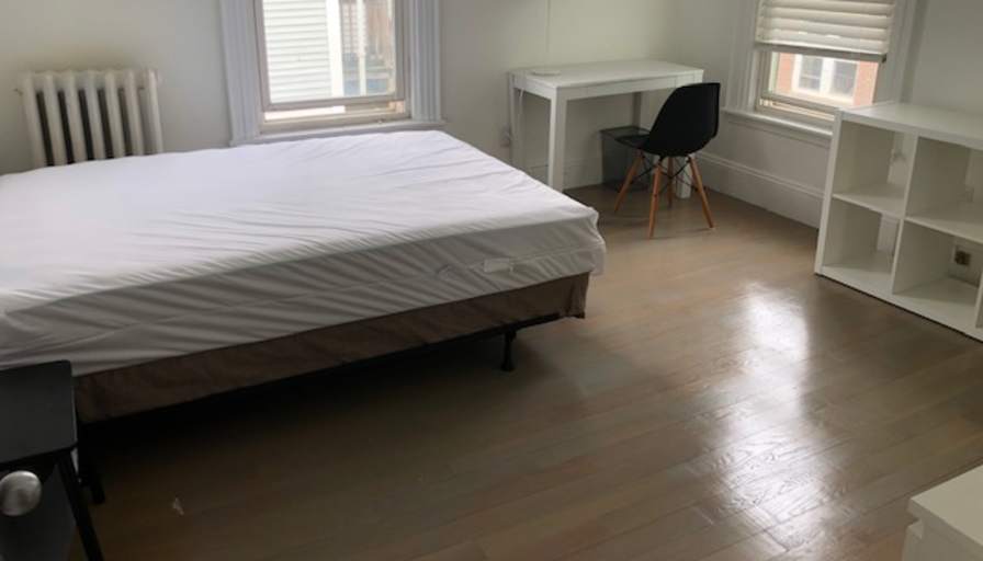 ALEXANDER KAMOUZIS's room